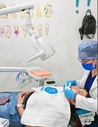 Paciente recibiendo atención de ortodoncia en el consultorio de Mares Ortodoncia en Ciudad Valles