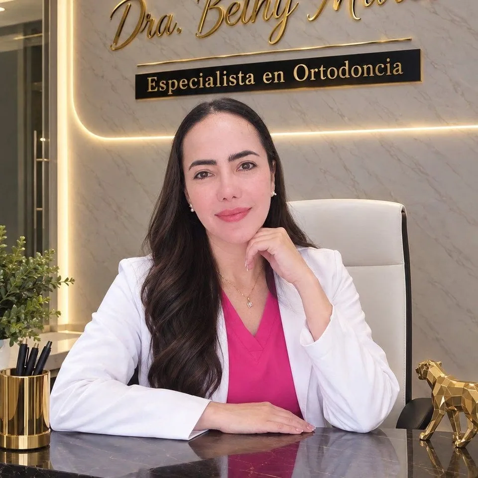Dra. Bethy Mares, especialista en ortodoncia, en su escritorio de Mares Ortodoncia
